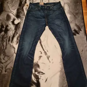 Ett par Levi's jeans som är oanvända och i nyskick, passformen är då regular fit och måtten är W:31 L:32
