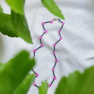 Pärlhalsband ”Orkidé” - ORKIDÉ är ett pärlhalsband som är ca 45cm långt. Den har ett skruvlås som håller ihop smycket.