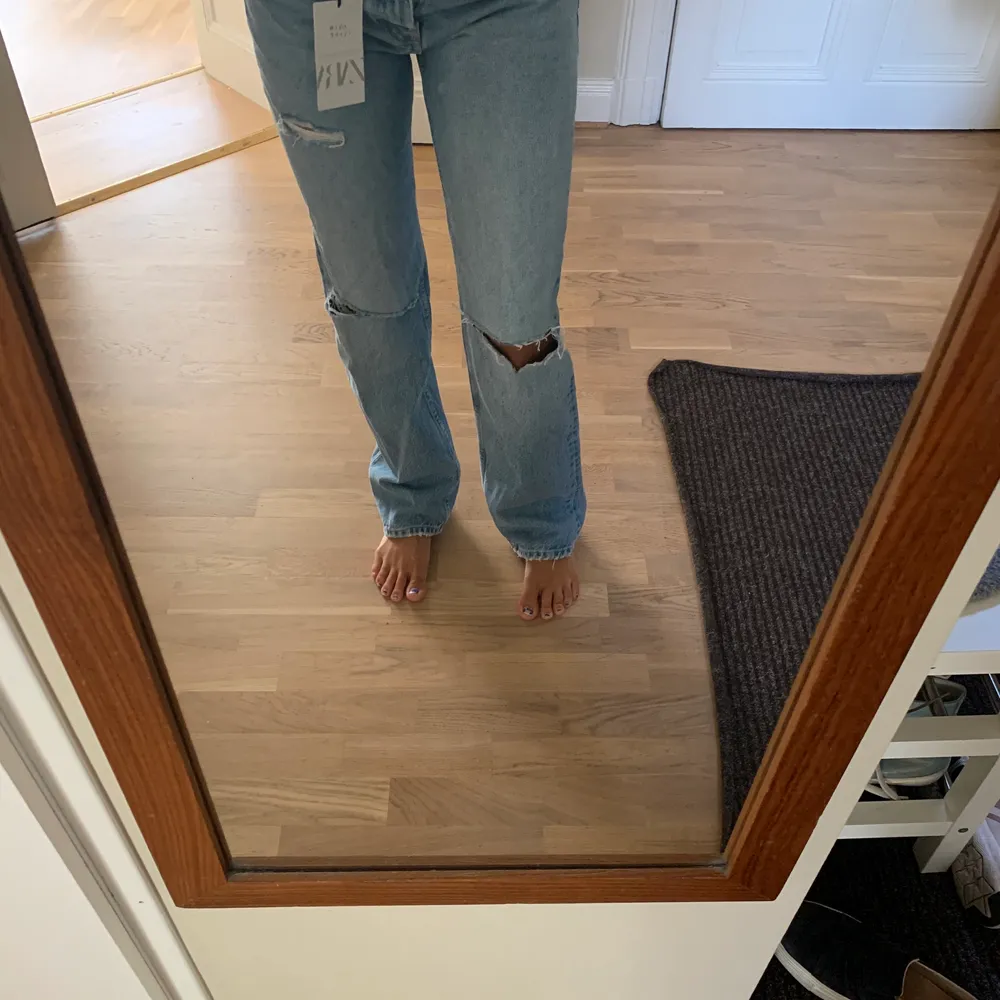 Helt nya oanvända jeans som är midrise/lowrise från zara! Lapparna kvar och sitter superfint💕jag brukar ha 34-38 i Zarah jeans beroende på passform och dessa passar någon med 34-38❤️köpta för 399 kr . Jeans & Byxor.