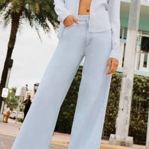 ✨ splitternya jeans från ZARA ✨ - köpte ett par skitsnygga jeans från zara men de var alldeles för stora som på sista bilden och jag har tyvärr inte hunnit lämna tillbaka dom pga mkt plugg 😭😭  (prislapp och allt är på!) 💖