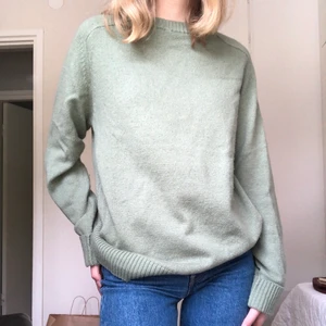 Stickad tröja från H&M - Stickad tröja från H&M! Sparsamt använd så i bra skick! Strl S men skulle säga att den mer sitter som en M. Möts i Stockholm eller så står köparen för eventuell fraktkostnad :) 