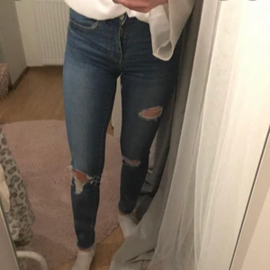 Jeans från Gina Tricot - Lånad bild! Jeans från Gina tricot i storlek 36, köparen står för frakt. 