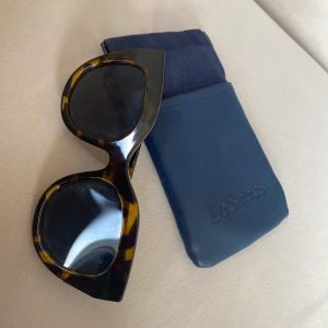 Helt nya solglasögon  - Märke Le specs 