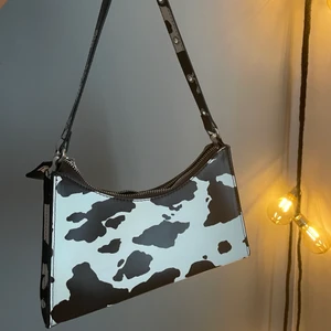 Brun ko väska  - Brun komönstrad väska ifrån Pull and bear😊