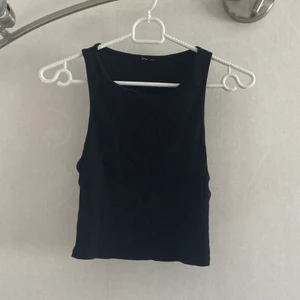 Svart topp - Vanlig svart topp. Skriv vid intresse 