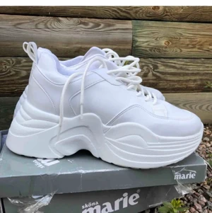 Vita Sneakers  - Köpa på Nelly, aldrig använda. 