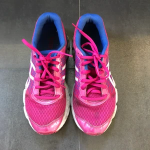 Asics  - Stl 38 i fint anv skick. Köpta för 1300:-. 