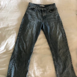Midwaist/highwaist jeans från Zara - Säljer dessa ljusblå jeans köpta från Zara för något år sedan. Jeansen har inga defekter eller någonting utan säljer dem pågrund av att de är för stora och inte passar min kroppstyp. De är hyfsat baggy på mig den det kan bero på storleken, de är midwaist/highwaist, beror på hur man vill bära dem. Dessa kostar 200kr. Frakt tillkommer och betalningen sker via swish. Jag står inte för postens slarv, skickar dessutom bevis på när jag skickar dem💘