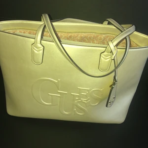 Guess  - Guess väska helt ny 