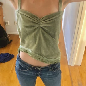 Linne - Supercoolt asymmetriskt linne i fleecetyg med fransar nertill!⚡️⚡️ färgen är mest som på första bilden i verkligheten!