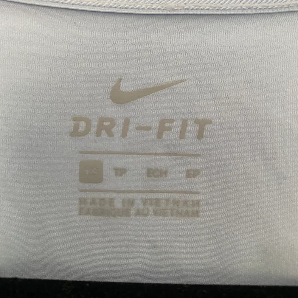 Två likadana Nike T-shirt, en i ljusblått och en i ljusrosa. Säljer båda två i storlek XS, kan diskuteras privat vid köp av båda eller en av de. Väldigt stretchiga och oanvända. Suuuuperskön kvalité.💙💙💗💗💗. T-shirts.