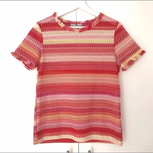 Färgglad topp från Zara - Suuperfin topp som jag är väldigt fäst vid, men har tyvärr blivit för liten för mig vid armarna. 💓❤️ Som ny och säljs ej längre på Zara