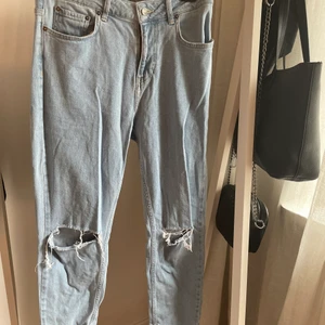 Jeans - Fina jeans från ruth&circle. Köpta för ca. 1 år sedan men tyvärr lite för stora för mig. Fina slitningar på knäna💗