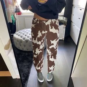 Jeans❤️‍🔥 - Riktigt coola jeans i nyskick! Små i storleken så skulle säga mer som M. Frakt 66 kr tillkommer💕💕💕