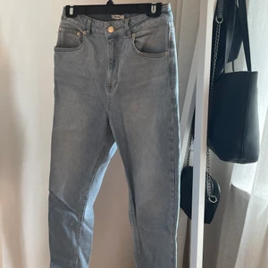 Jeans från NAKD - Fina jeans från NAKD. Högmidjade och ankellånga i en ljus tvätt. I bra skick
