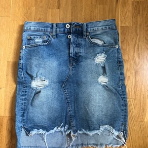 Jeanskjol - Superfin, nästan oanvänd jeanskjol från Lager 157. Storlek S