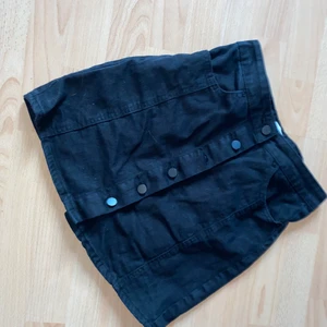 Jeanskjol - Säljer nu denna jeanskjol eftersom den inte kommer till någon användning 