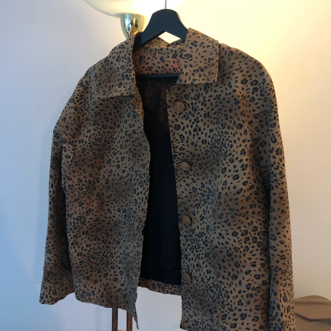 Tunnare jacka i leopardmönster