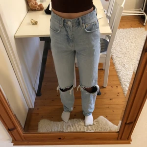 90s high waist jeans  - Jättefina jeans från Gina tricot. Bara använda ett fåtal gånger och i mycket fint skick. Säljer pga att de tyvärr är lite för stora. Köparen står för frakt. Kan skicka fler bilder om man skulle vilja. Nypris på byxorna är 600kr.