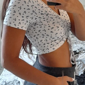 Topp - Säljer min topp som jag har köpt från shein säljer pga att jag inte använder den så mkt 💖 använd få tal ggr