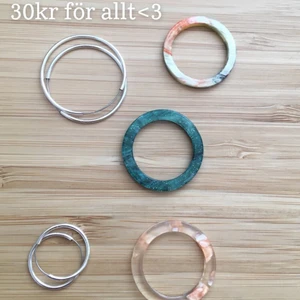 Ringar och örhängen!💞 - Tre resin ringar och två par silverörhängen💞✨🤍 
