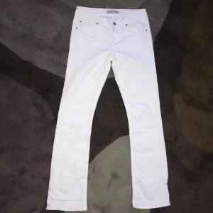 Zara jeans - Vita jättesnygga Zarajeans med suuupergin passform. Passar inte mig längre varför bild på ej kan skickas. Rak modell. Köparen betalar frakt.