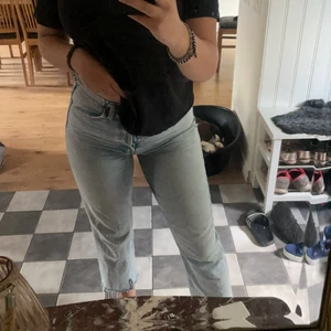 As snygga jeans från Zara st: 38 - Säljer mina favorit jeans då de inte passar längre, as sköna byxor som sitter perfekt på kroppen. Otroligt bra skick. Finns i södra Stockholm, köparen står för frakt som ligger på 66kr:)