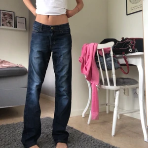 Y2k/Streetwear jeans - Säljer dessa skit snygga jeansen älskar dom men har inte kommit till användning köpte dom på en secondhandbutik men jeansen kom aldrig till andvändning så väljer att sälja dom. Jättebra skick aldrig använt dom men som sagt dom är från secondhand.