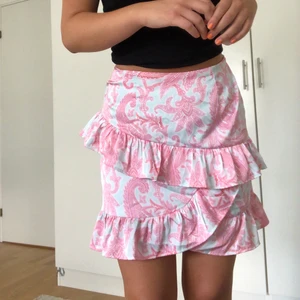 Volang kjol - Säljer min fina volang kjol i somriga färger från bikbok.😍😍 tyget är i en imitation av siden och är näst intill oanvänd. 🌟☄️ Frakt ingår inte i priset.