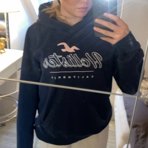 HOLLISTER TRÖJA  - storlek small 