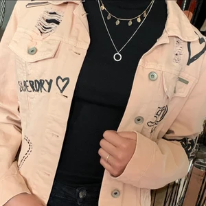 Jeans jacka  - Super fin men tyvärr försmå, köpt på super dry, nypris 600kr väll använd men i som nyskick, storlek xs, budgivningen startar på 200kr buda minst 10 kr över, buda i kommentarerna köp direkt 450kr