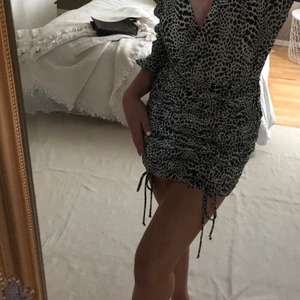 Klänning - Snygg klänning från gina som inte passar mig längre. Endast använd en gång. Storlek xs men passar även en s. Skriv för fler bilder🌼