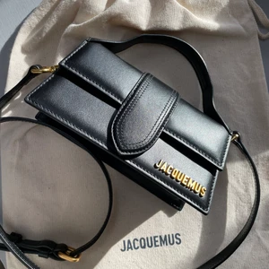 Jacquemus le Bambino  - Säljer min oanvända väska från jacquemus som köptes från jacquemus hemsida i december 2020. Superfin men har inte kommit till andvändning då jag har många liknande väskor. Kvitto, tag och dustbag medföljer! 💗
