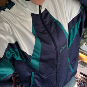 Vintage Asics Tröja - Köpt på humana, lika snygg uppknäppt som stängd! Sportig 80/90-tals vibe. Kan mötas i Göteborg, annars står köparen för frakt! 💕   