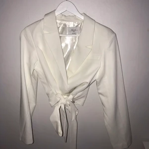 Vit croppad kavaj - Skitsnygg kavaj som är croppad med knytning i midjan från Hanna Schönbergs kollektion med NAKD för något år sedan. Aldrig kommit till användning så därmed i nyskick. 150kr inklusive frakt (priset går att diskutera )