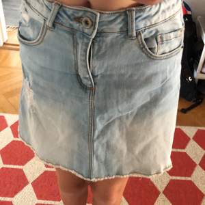 Blå jeans kjol nästan aldrig använd. Från Zara. Pris kan diskuteras ❣️