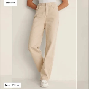Beiga jeans - Beiga vida jeans från NAKD i storlek 36. Använda fåtal gånger, säljes pga att de tyvärr är för stora. Bra skick! Köparen står för frakt.