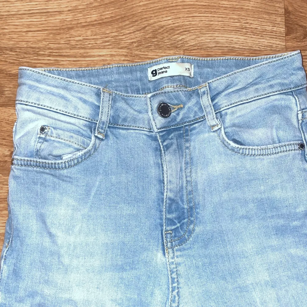 Ett par lite bootcut jeans från Gina! Knappt använda men växt ur de! Storlek XS, och de är ett jätteljust material💕. Jeans & Byxor.