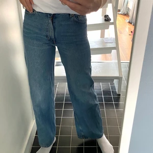 Jeans - Säljer dessa superfina jeansen från monki😍 Köpta för något år sedan men är i väldigt gott skick. Köpta för 400, storlek 25🙌🏻🤩