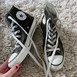 Höga converse - Converse i en mörkgrå/brunaktig färg, ser svarta ut på håll. Fåtalet sprickor i sulan men annars fint skick! Kom med bud privat vid direktköp!💗