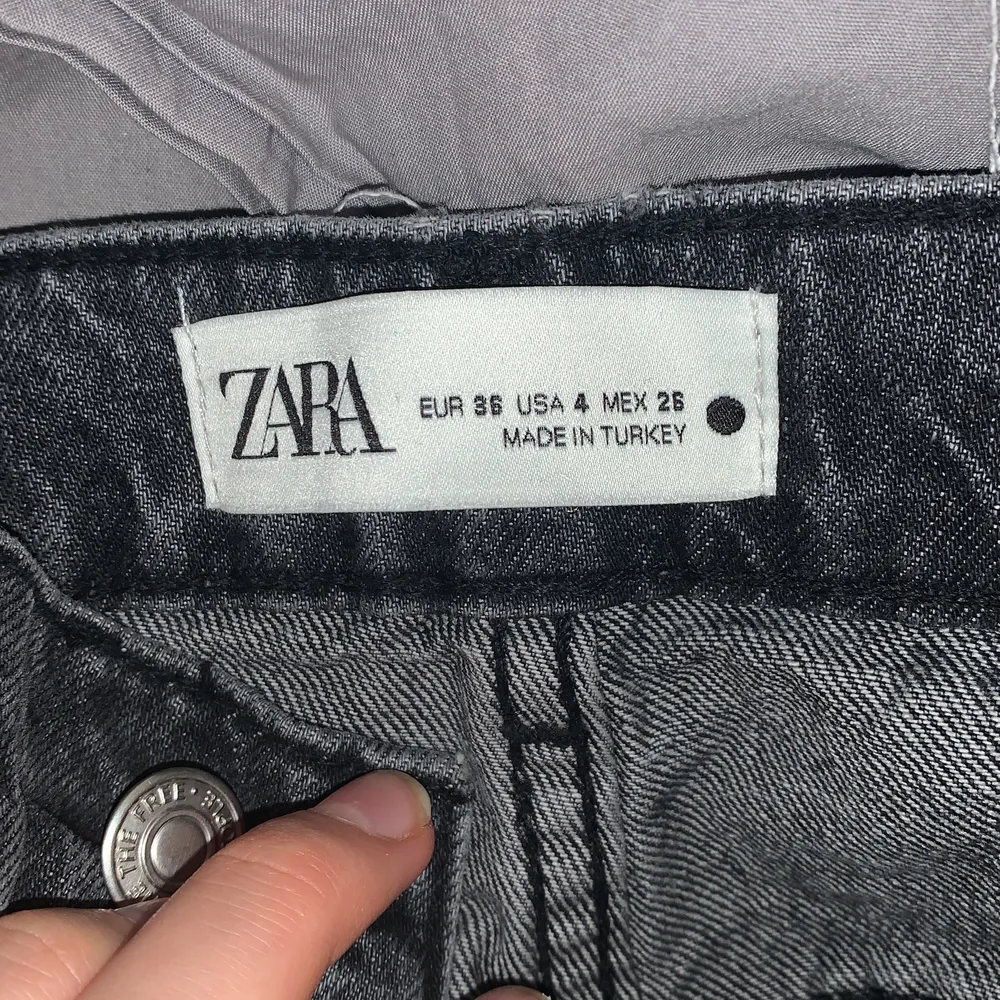 Zaras 90’s full length Jeans … Svart melerade Zara jeans med en mellanhög midja . Jeansen är full längd och har ofollade byxben ( ingen söm längst ner på byxbenet . ) slitna detaljer på fickorna. ( köparen står för frakten !💗). Jeans & Byxor.