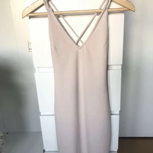 Storlek XS - Klänningen är tajt och figursydd, slutar under knäna (jag är 167cm). 