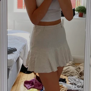 Linne-kjol - En jättefin linnekjol som tyvärr är för liten för mig. Den är i stl S men passar även XS. Hör av er om ni har några frågor💗