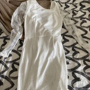Vit klänning - En fin klänning till studenten eller kanske bara till ett finare tillfälle! Har ingen användning av den därför säljer jag den!! 💛