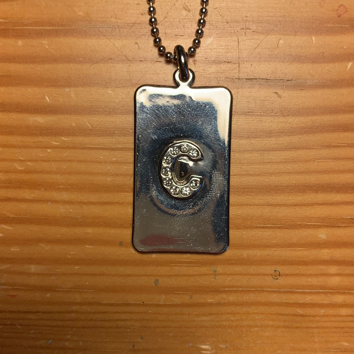 Glitter bokstavshalsband: c - 91