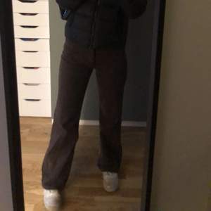 Bruna Yoko jeans från monki, storleken 28. Köpta i höstas, köparen står för frakten. :)