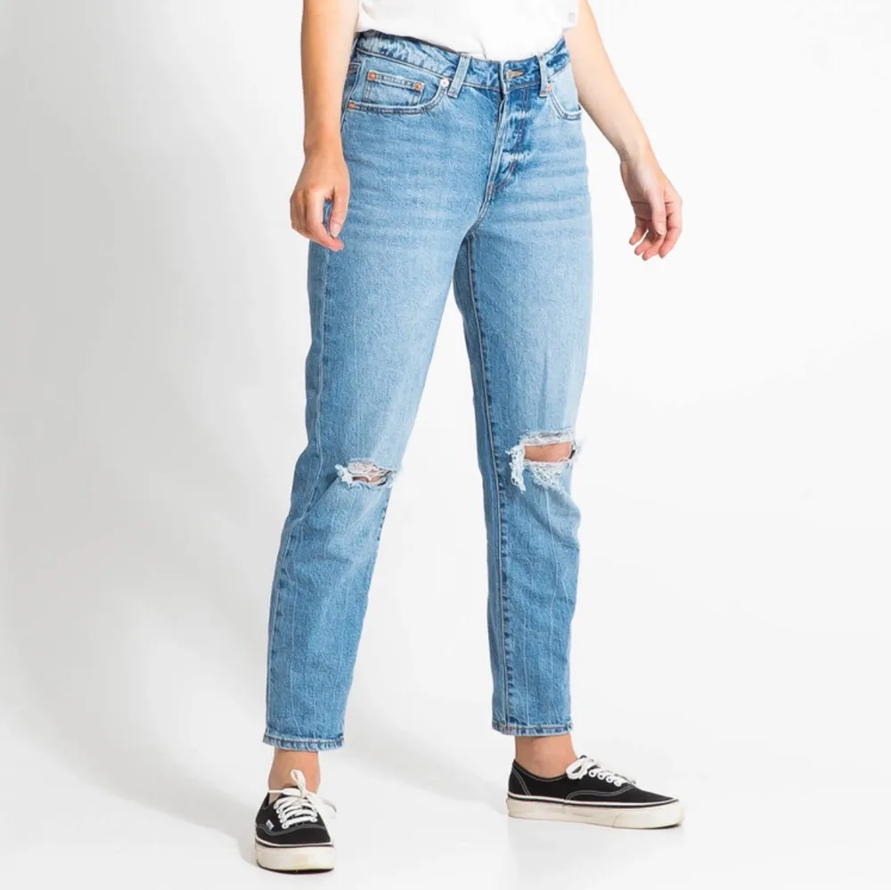 Säljer ett par super fina jeans från lager 157!✨jag säljer dom för att dom är för små för mig✨ jag är 170cm lång! Skick och ställ frågor✨obs! Dom är små i storleken!. Jeans & Byxor.