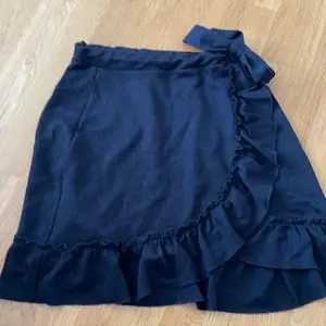 Svart kjol från ginatricot använd max 5 gånger. Supergulliga med volanger och en rosett i midjan. ☺️🤩 Kommer tyvärr inte till användning längre!