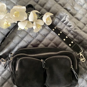 Väska från Gina  - En superfin väska som jag köpte på Gina tricot. Väskan är den större modellen och är väldigt rymlig. Finns två stora fack och sen två mindre. Väskan är i bra skick och säljs för 100kr + frakt🤍