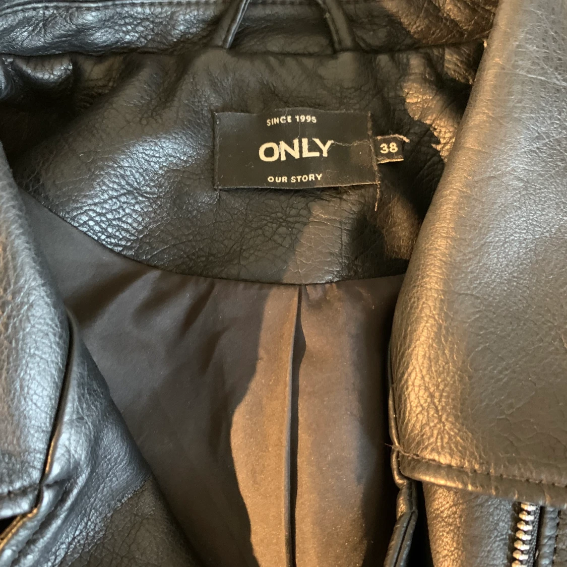 Svart fakeskinnjacka - 90